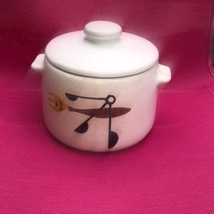 West Bend, USA crock with lid.